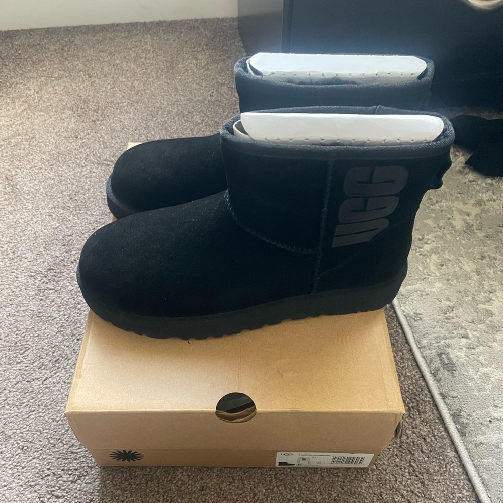 UGG Classic Mini Rubber Logo
